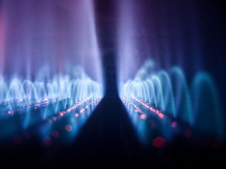Blau schimmernde Gasflammen